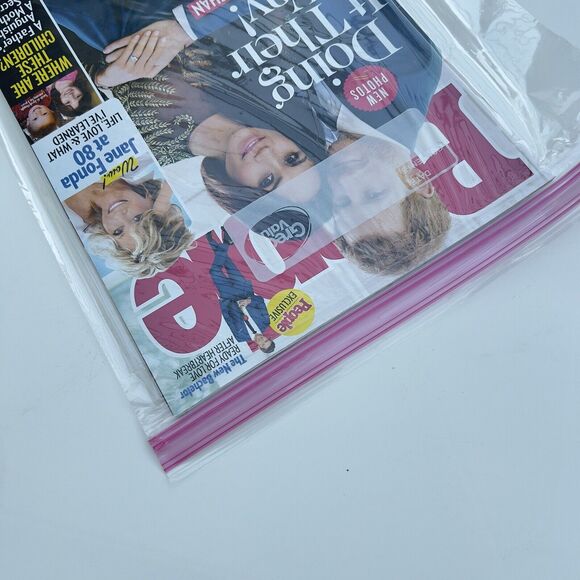 PEOPLE MAGAZINE January 8, 2018 HARRY AND MEGHAN DOING IT THEIR WAY Jane Fonda - Picture 4 of 6